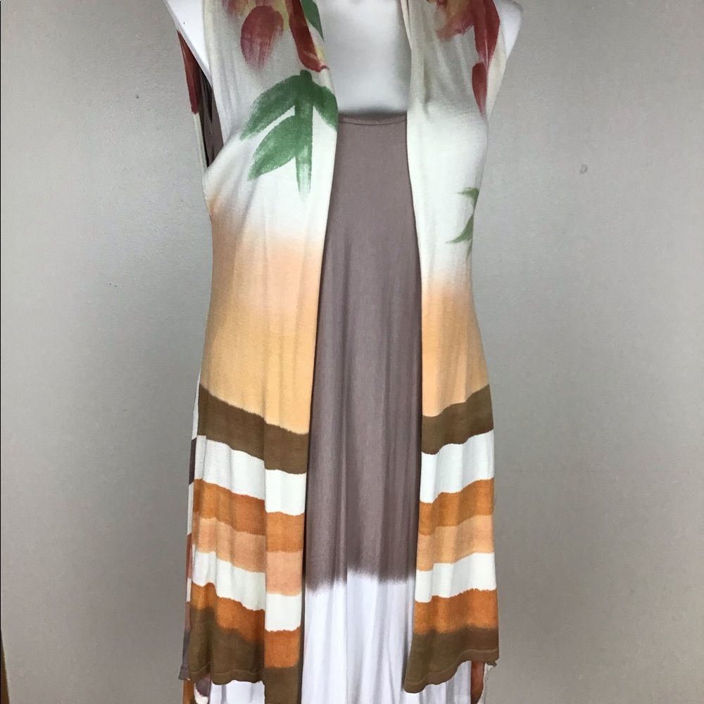 Radzoli sleeveless sweater cover-up flower print size large.